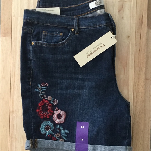 Size 8. Bestie Embroidered Short. - Picture 3 of 7